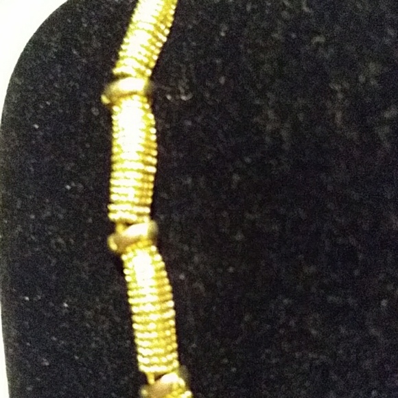 Vintage Avon Gold Tone Necklace with Pierce Earrings Set - Picture 4 of 7